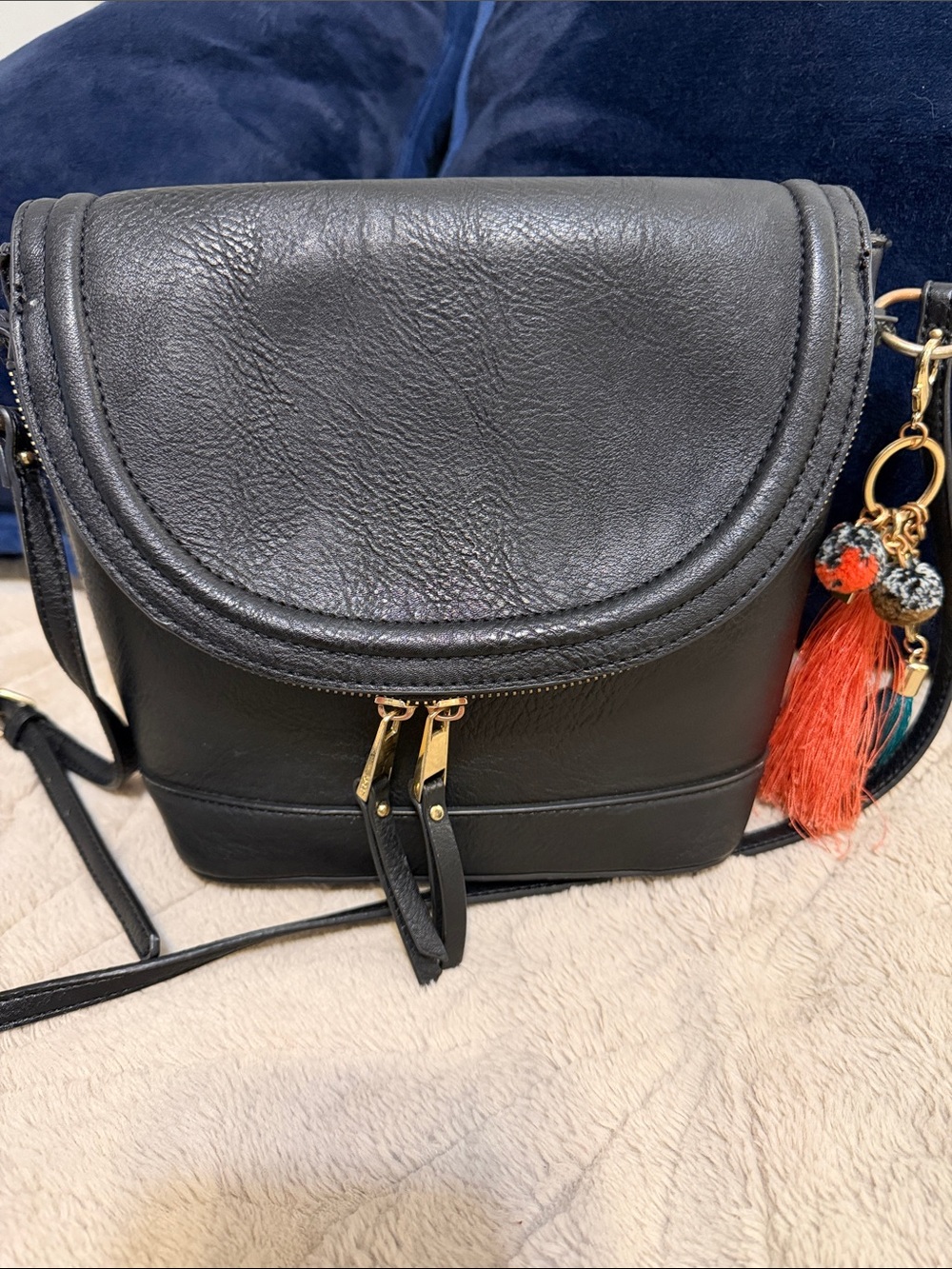 the classicAldo Derovina Crossbody Bag in black faux leather GUC +Aldo Charm - Picture 3 of 10